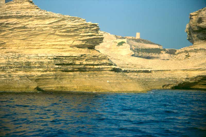 falaise et citadelle de Bonifacio en Corse, vue par la Mer