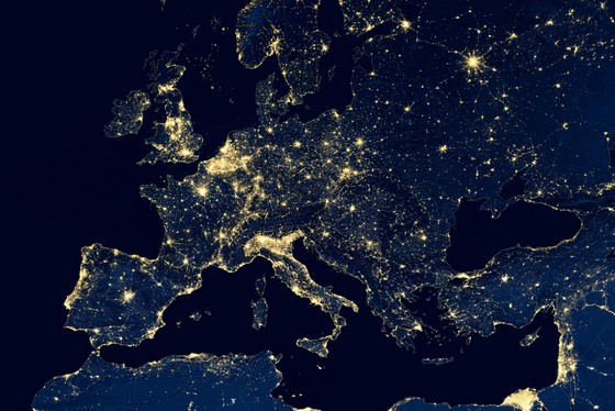 Vue nocturne avec lumires du continent europen par satellite.