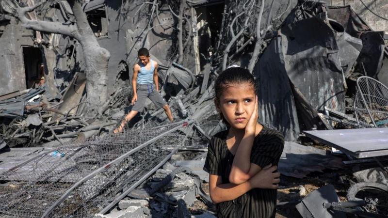 Photo enfants de Gaza dans le gris, au milieu de ruines.