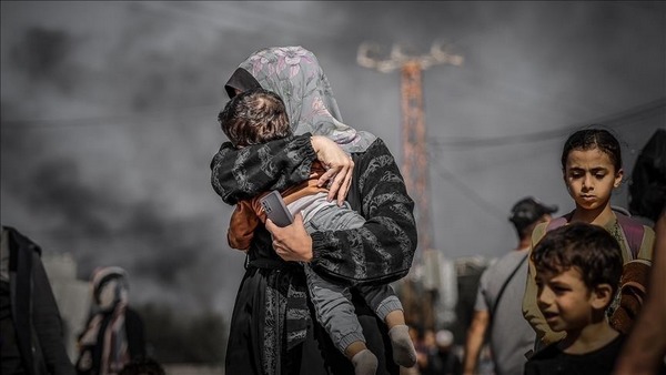 Selon une estimation des Nations unies, environ 70 % des personnes tuées à Gaza sont des enfants et des femmes. Photo de femme et enfants palestiniens à Gaza dans les fumées.