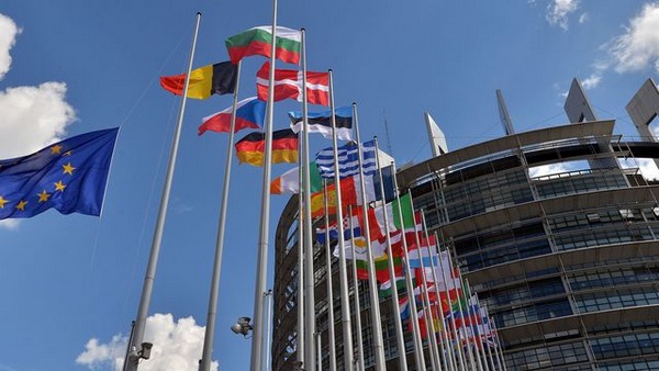 A bien des égards, l’Europe est en train de perdre son âme... Photo d'une vue partielle du Parlement européen avec drapeaux.