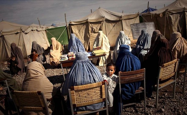 photo cercle femmes afghanes et enfants dans camp de toiles
