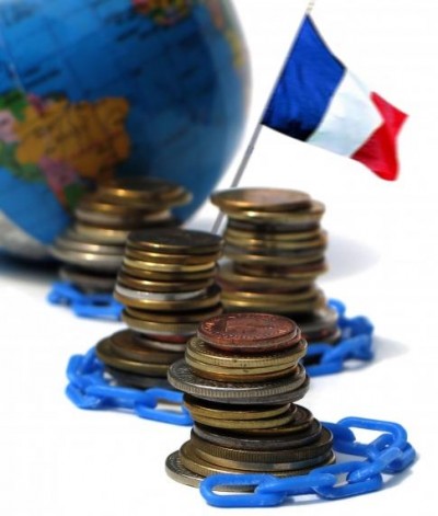 illustration par chaîne au milieu tas de monnaie et drapeau France
