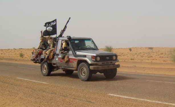 photo d'un pick-up armé, portant combattants de Aqmi