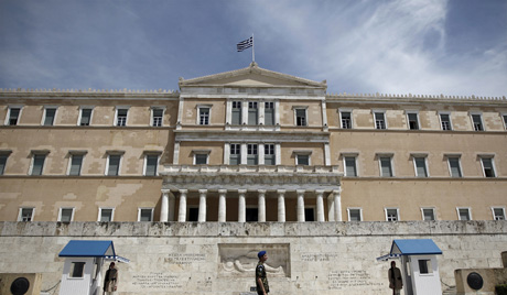 Photo d'édifice institutionnel, grec, avec garde d'honneur