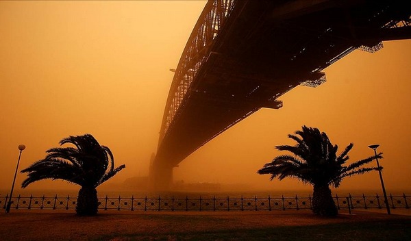 illustration par pont dans le vent et brouillard orange