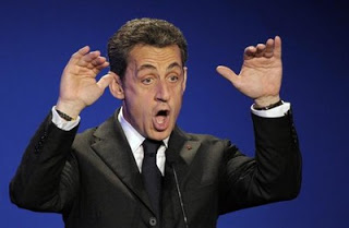 photo de Nicolas Sarkozy très expressif sur fond bleu foncé