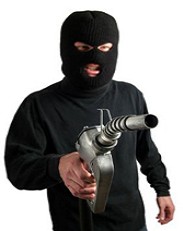 illustration par individu cagoulé pointant pistolet de pompe