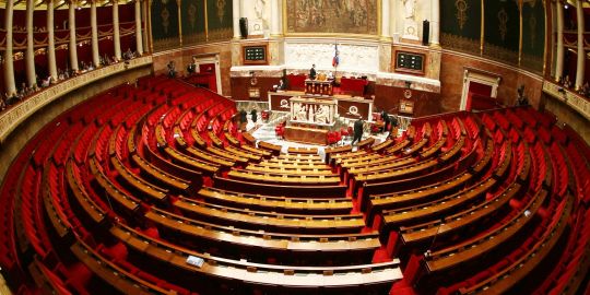 photo hémicycle vide de l'Assemblée Nationale Française
