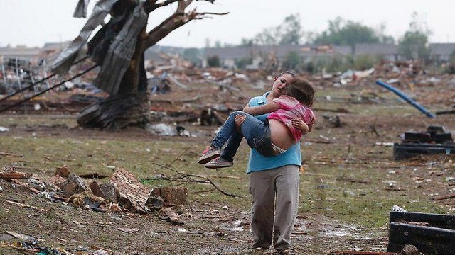 photo de femme et enfant, victimes de tornade, 20/05/2013, Oklahoma