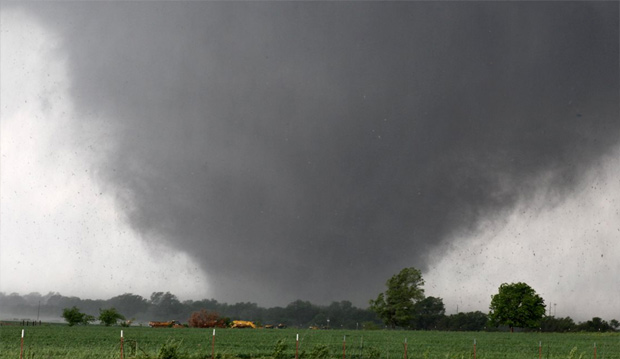 photo de puissante tornade sévissant le 20 mai 2013 en Oklahoma