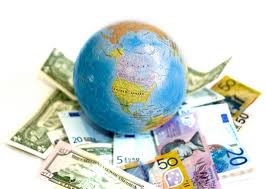 illustration par globe sur tas de billets de banque de multiples pays