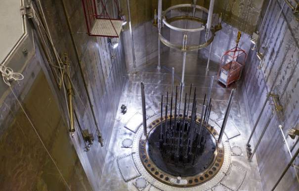 photo de l'intérieur d'une centrale nucléaire avec barres de combustible