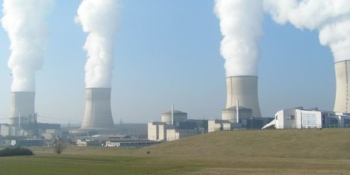 photo de centrale atomique et ses blanches colonnes de fumées