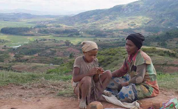 photo de femme et enfant malgaches perchées dans la campagne