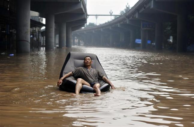 photo de citoyen se promenant sur les eaux avec fauteuil gonflable entre infrastructures