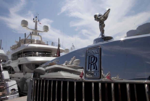 photo d'un capot d'auto Rolls Royce devant yatchs.