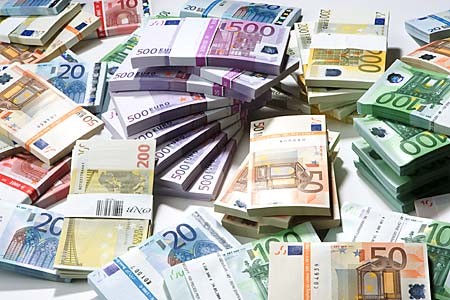 photo d'un étalement de liasses de billets d'euros