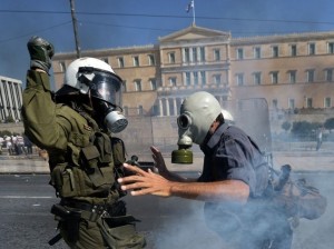 photo duel, policier, manifestant, masque à gaz, édifice public en fond