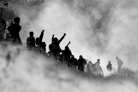 photo de militants No TAV gazés dans le Val di Susa, Italie