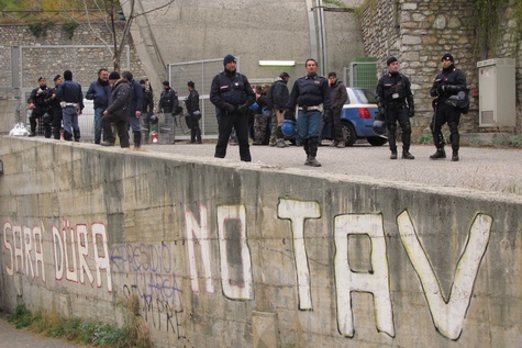 photo de policiers stationnés, prévus contre No TAV, Alpes italiennes