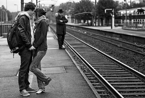 photo d'un couple de jeunes amoureux sur quai d'une gare