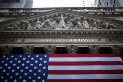 photo de l'entrée de Wall-Street avec banière des USA