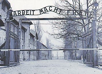 photo de l'entrée du camp de déportation d' Auschwitz