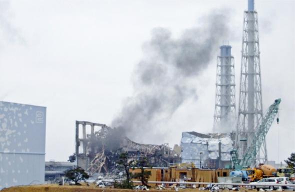 photo d'une ruine fumante de réacteur nucléaire à Fukushima