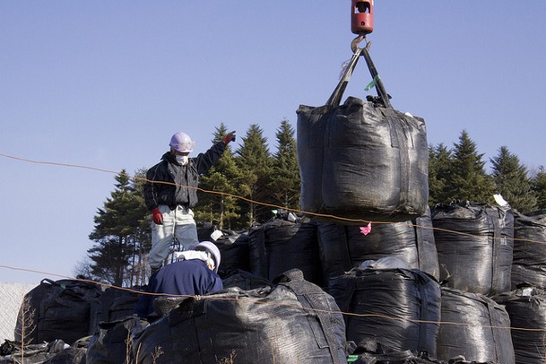 photo de déchets radioactifs du nettoyage à Fukushima, sacs noirs