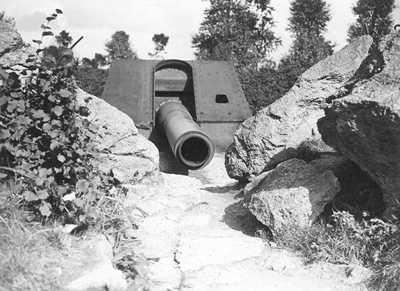 photo d'un vieux canon de la 1ère guerre mondiale entre rocs