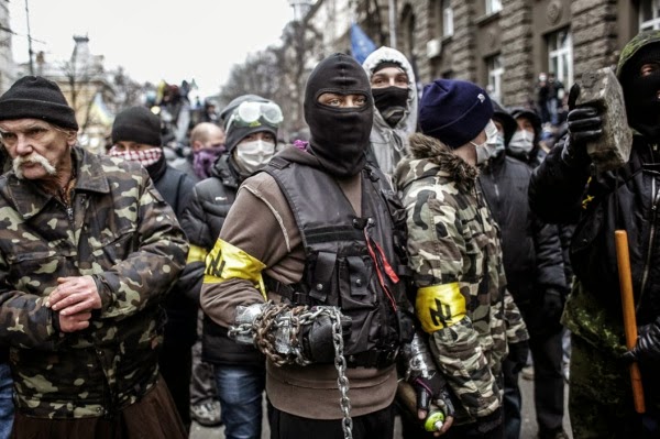 photo de militants néonazis, ukrainiens, équipés pour combats de rue