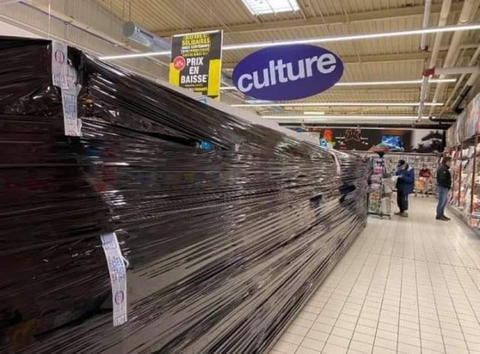 Photo d'un endroit de supermarch montrant des objets de culture, masqus par films plastiques.