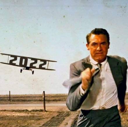Image humoristique reprenant affiche du film -la Mort aux trousses- avec un avion portant 2022.