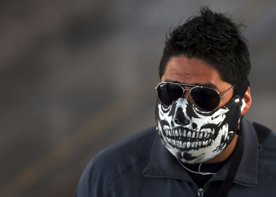 Photo de personnage portant masque imitant partie de crâne de mort.