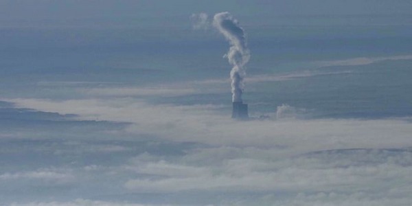 Photo aérienne des cheminées de centrale nucléaire de Civaux en France, au milieu de la brume.