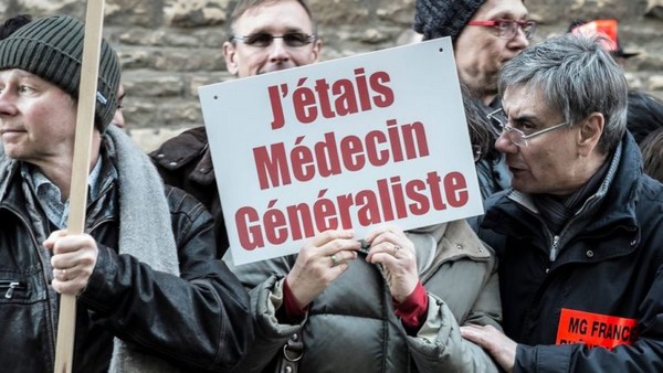 Photo de médecins manifestant contre la gestion du Covid-19.
