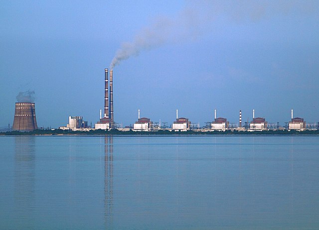 Photo de Centrale nucléaire de Zaporijjia, vue au bord de fleuve.