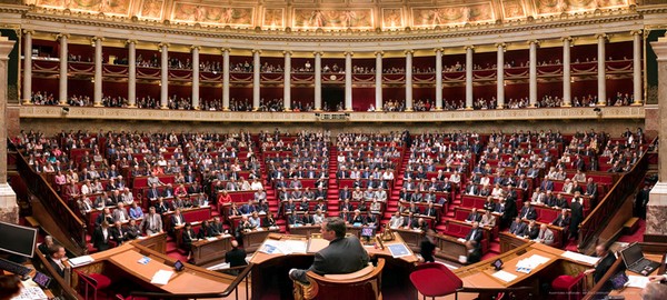 Photo de Assemblée Nationale de la France en pleine séance.