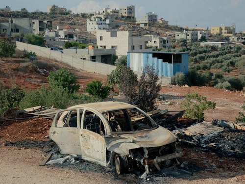 Photo de voiture incendie en Cisjordanie, le 17 octobre 2023.