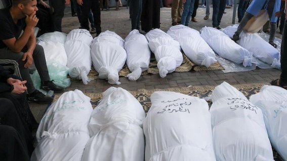 Photo de linceuls de victimes aligns sur le sol, le 18 octobre 2023.