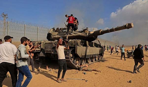 Photo d'un char abandonn escalad par les Gazaouis.