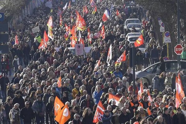 Photo de manifestants contre la réforme des retraites, prévue en France, à Rennes, Bretagne, le 11 février 2023.