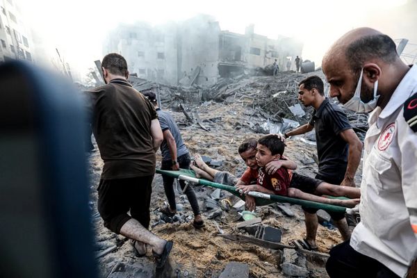 Photo de gamins de Gaza, transports sur brancard au milieu des ruines.