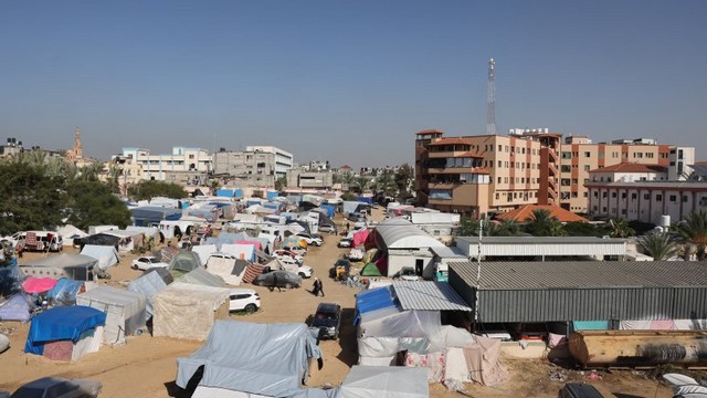 Photo de campements de fortune devant l'hpital Nasser  Gaza.
