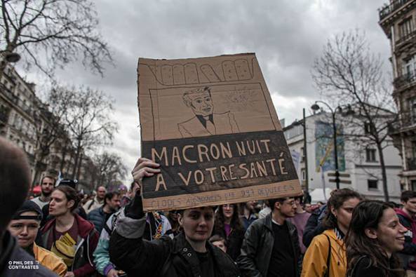 Photo de jeunes manifestants avec carton mentionnant -Macron nuit  votre sant-.