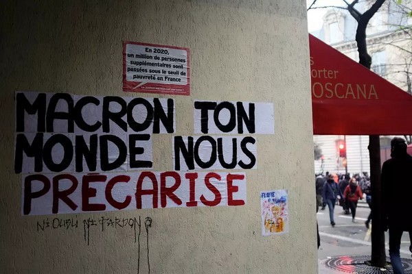 Photo de mur avec inscription -Macron, ton monde nous prcarise-.