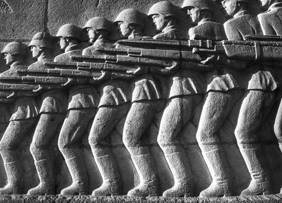 Photo de bas relief compos de soldats russes, fusils en main