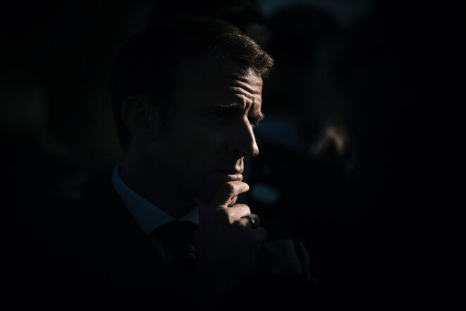 Photo d'Emmanuel Macron dans le clair obscur.