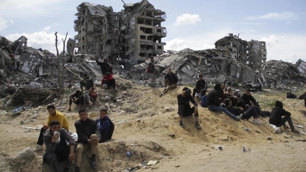 Photo de Palestiniens  Gaza parmi les ruines, attendant parachutage de nourriture.